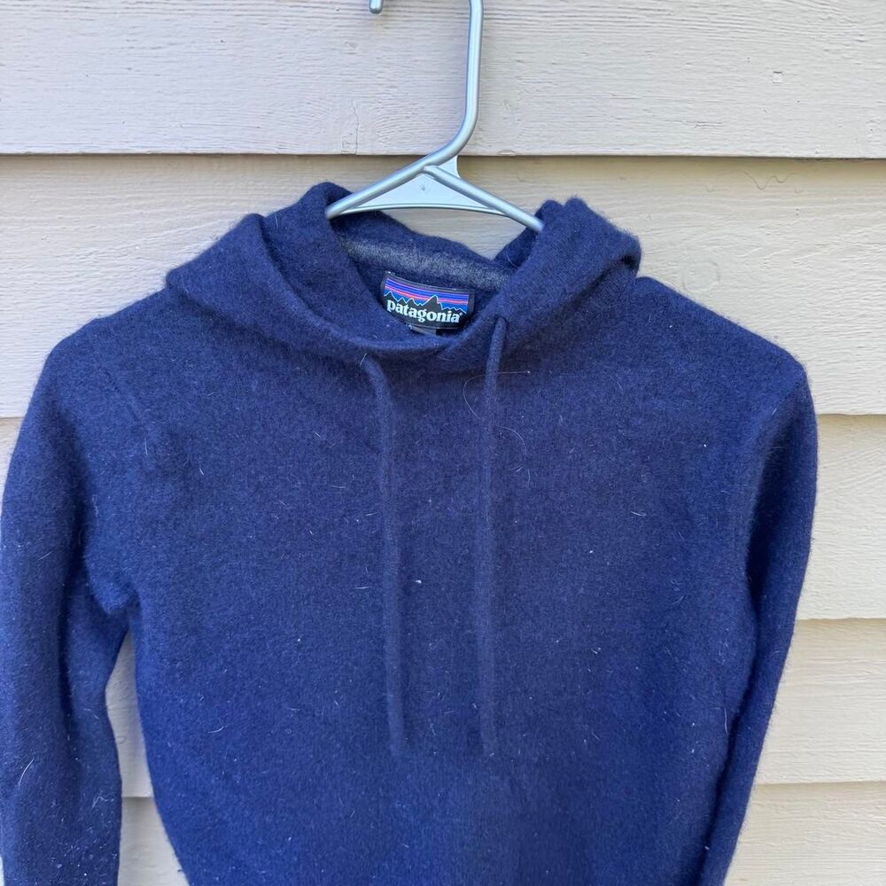 Patagonia Women's Navy and Blue Hoodie